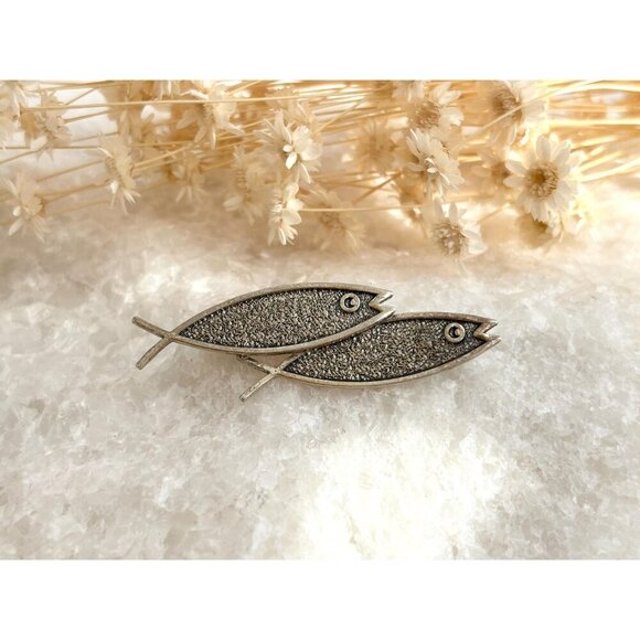 Beau Sterling Silver Modernist Fish Duo Textured Mini Brooch Pin - Picture 5 of 10